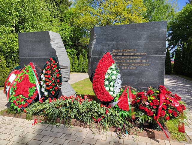Возложение цветов к мемориалу – воинскому захоронению 1124