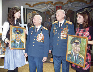 Ветераны получили в подарок к 23 февраля свои портреты