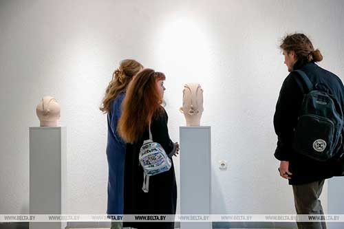 Выставка молодых скульпторов открылась в Академии искусств – На фото учащиеся МГХК им. Глебова