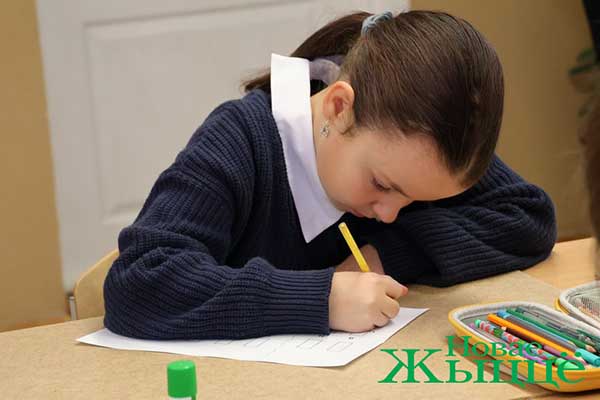 Художник Элеонора Ляхнович провела мастер-класс для&nbsp;юных новогрудчан