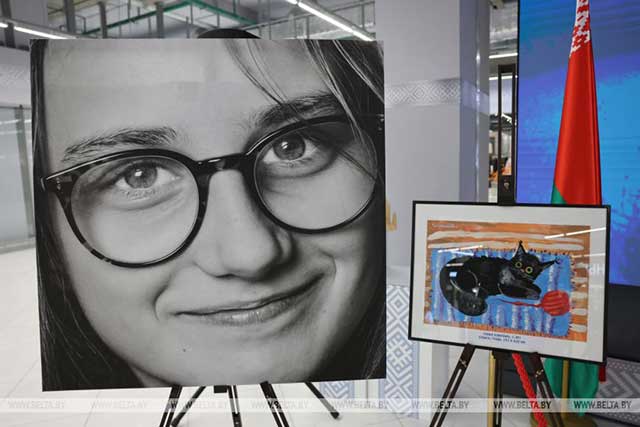 «Картина – как победа над болезнью». В Минске открылась выставка воспитанников детского хосписа