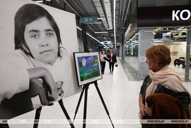 «Картина – как победа над болезнью». В Минске открылась выставка воспитанников детского хосписа