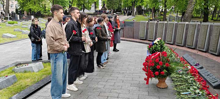 Народное возложение цветов на Военном кладбище