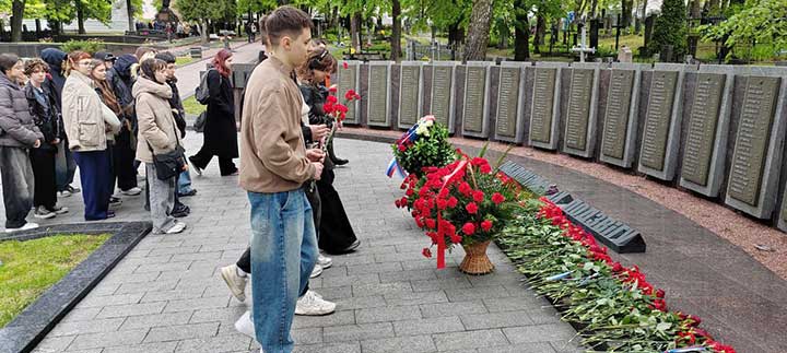 Народное возложение цветов на Военном кладбище