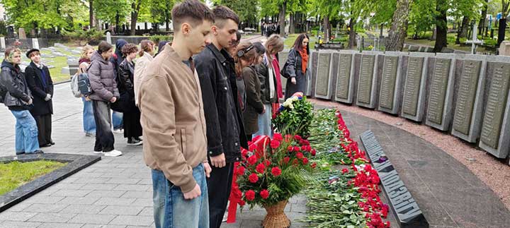 Народное возложение цветов на Военном кладбище