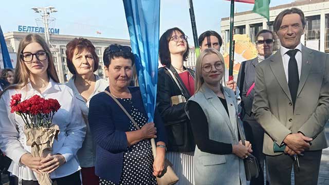 Возложение цветов к мемориалу «Монумент Победы»