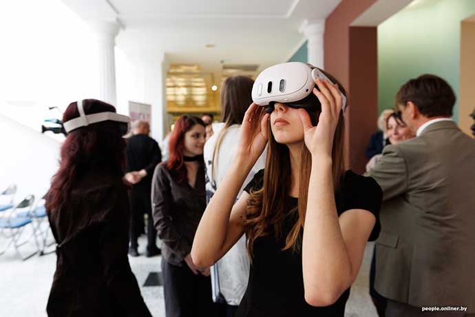 12 художниц, VR и смыслы: зачем идти на выставку одной картины