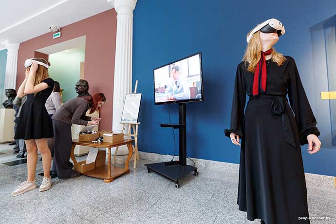 12 художниц, VR и смыслы: зачем идти на выставку одной картины
