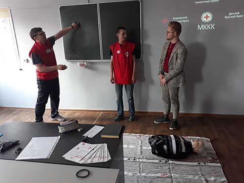 Глебовцам вручили удостоверения волонтёров Белорусского общества Красного Креста